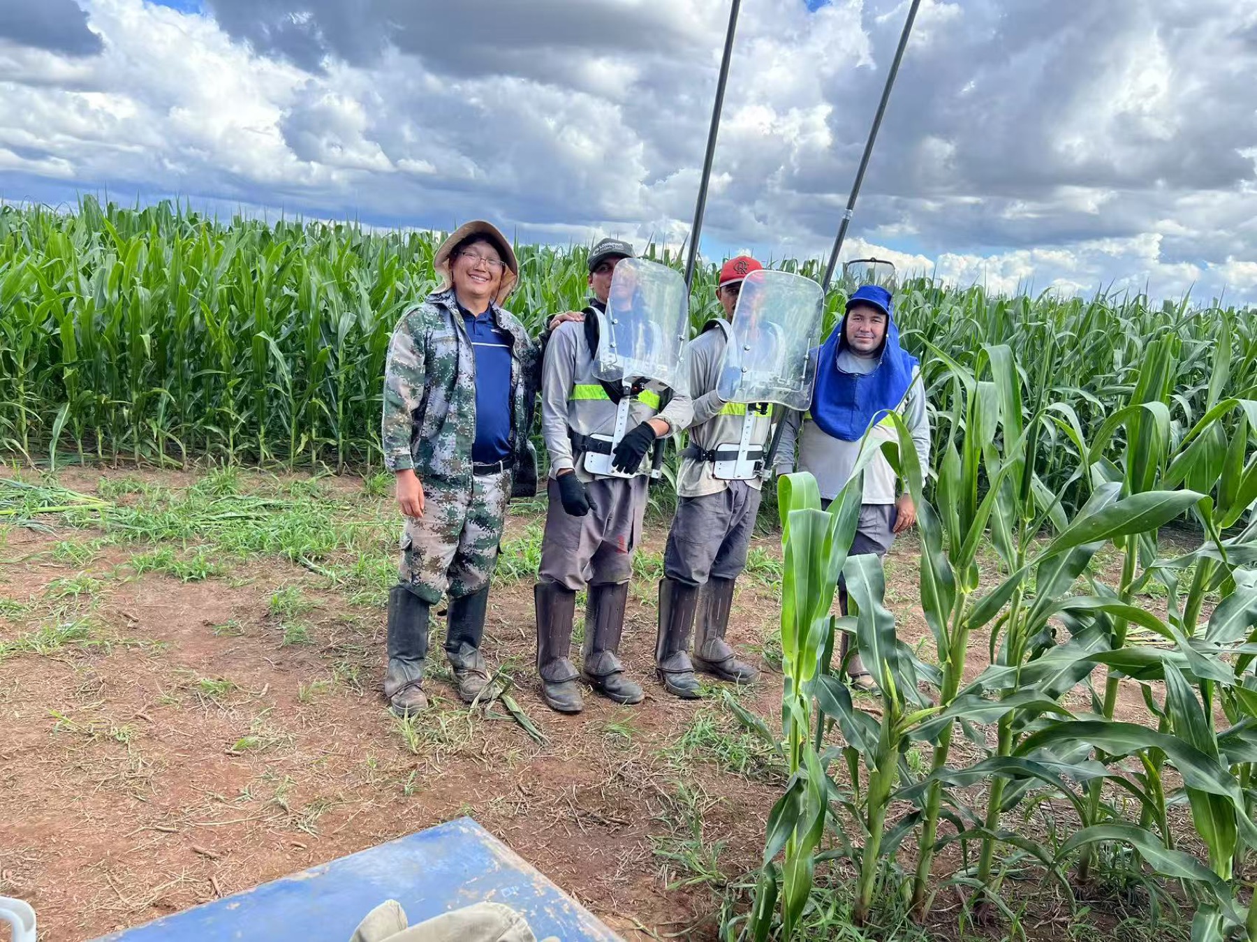 Equipe em teste de campo no Brasil